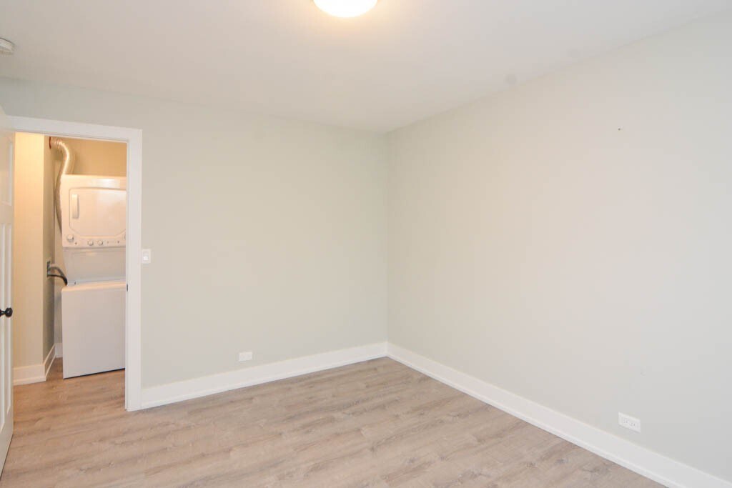 Building Photo - 535 W Surf St
