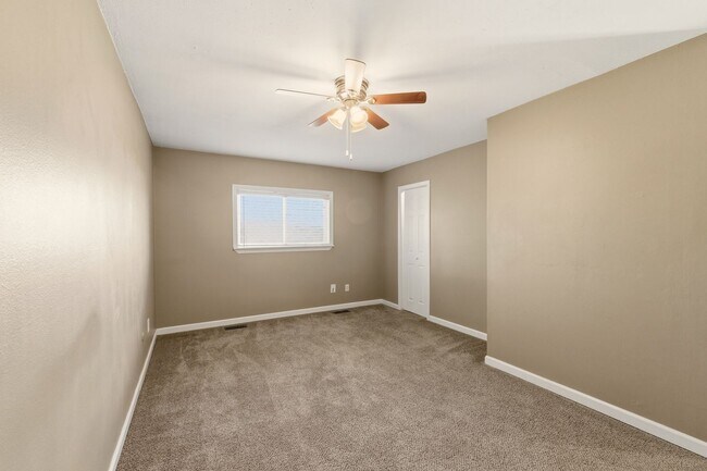 Building Photo - PRICE DROP! 3 Bedroom 2 Bathroom House Wit...