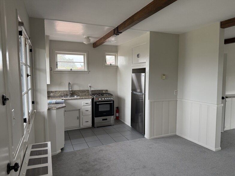 kitchen - 8252 Rees St