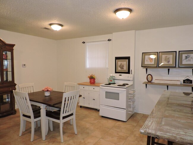 Building Photo - Convenient location!