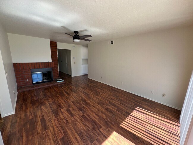 Building Photo - Mission Oaks Single Story!