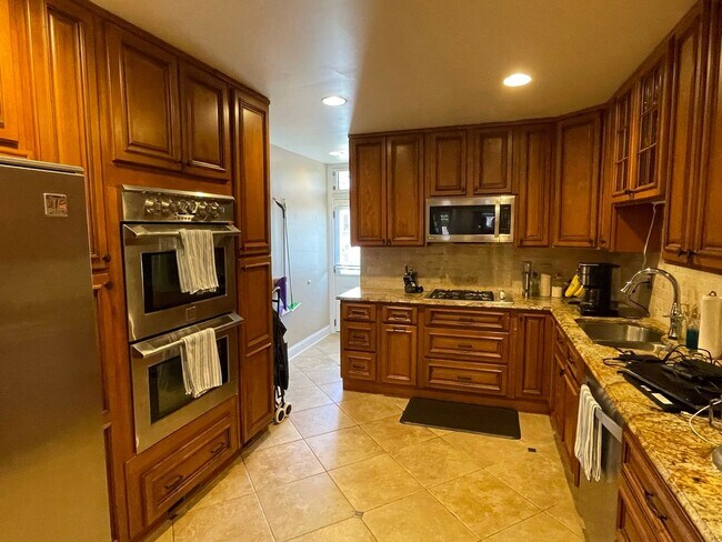 Building Photo - Charming 2 Bedroom/3.5 Bathroom Townhome i...