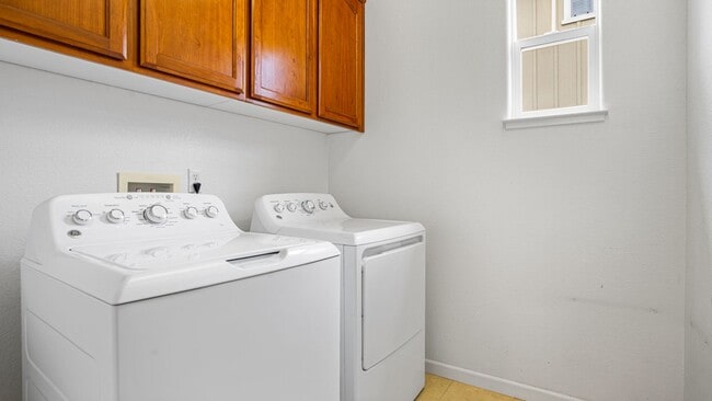 Building Photo - MODERN AND CONVENIENT 3 BR/2.5 BA LIVING I...