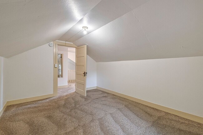 Building Photo - Charming bungalow