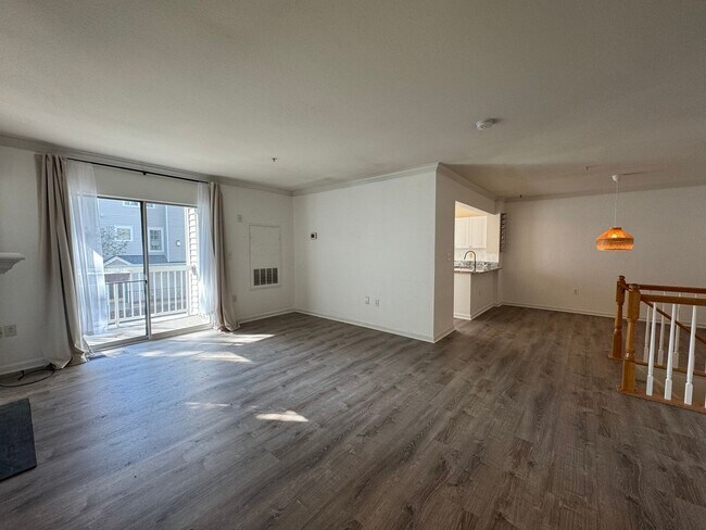 Building Photo - Spacious 3 Bed 3 Bath Condo With Balcony I...