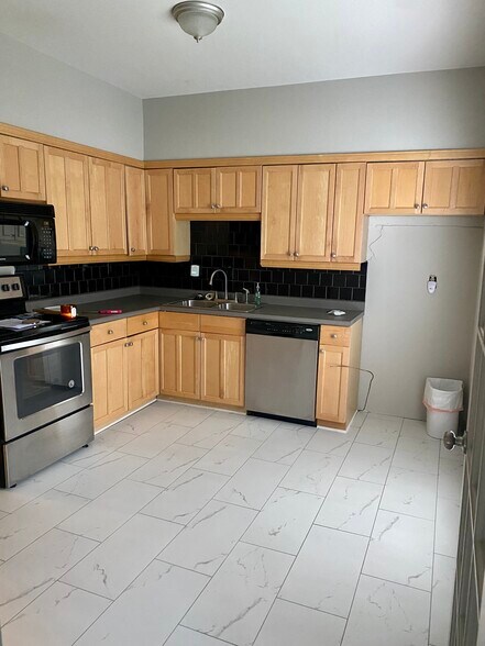 Kitchen (black refrigerator missing from picture) - 5455 Chemin de Vie