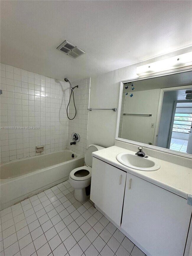 Building Photo - 10431 N Kendall Dr