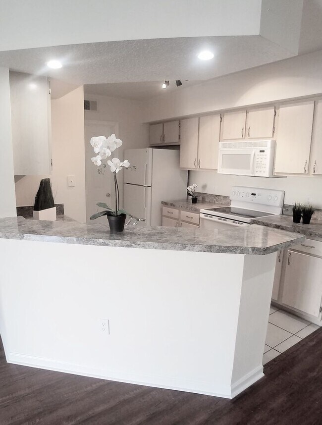 Building Photo - Gorgeous 2/2 Wood Floors Condo For Rent @ ...