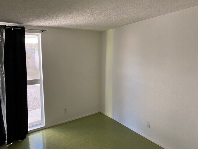 Building Photo - 3328 Seneca Dr