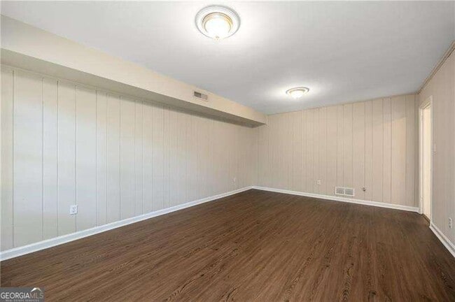 Building Photo - 535 Valley Ln NE