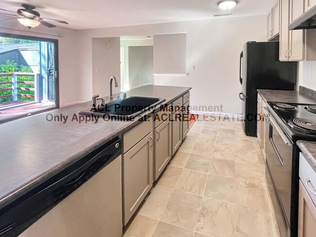 Building Photo - Quiet and Quaint Hayward Hills Condo 4 Rent