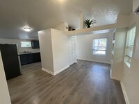 Building Photo - 905 E Crenshaw St
