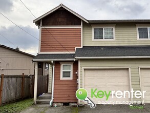 Building Photo - Modern 3 Bedroom 2.5 Bathroom Tacoma Duplex Near Shopping, Parks and Freeways