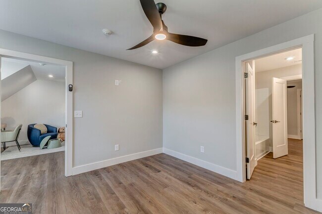 Building Photo - 93 Chateau Dr SE