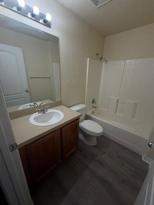 Building Photo - Updated 3 bed 2.5 bath Townhome