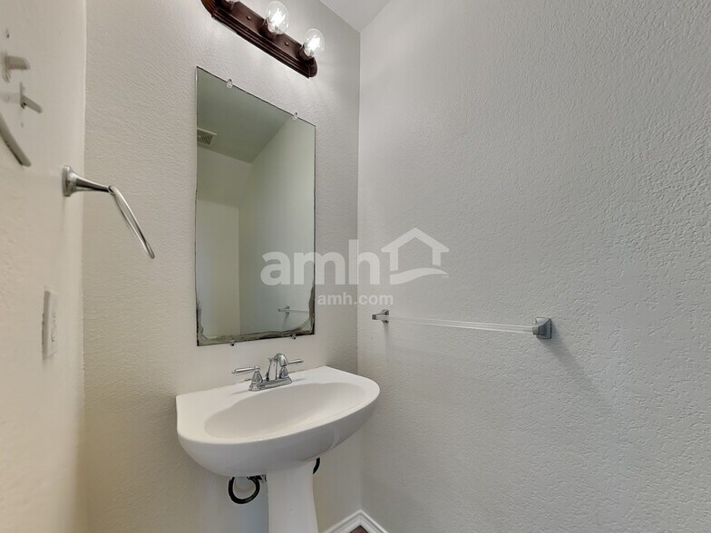 Building Photo - 306 Azalea Dr