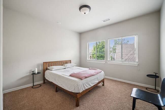 Building Photo - Stunning 5 bedroom 4.5 bath in Stonebrooke Glenn