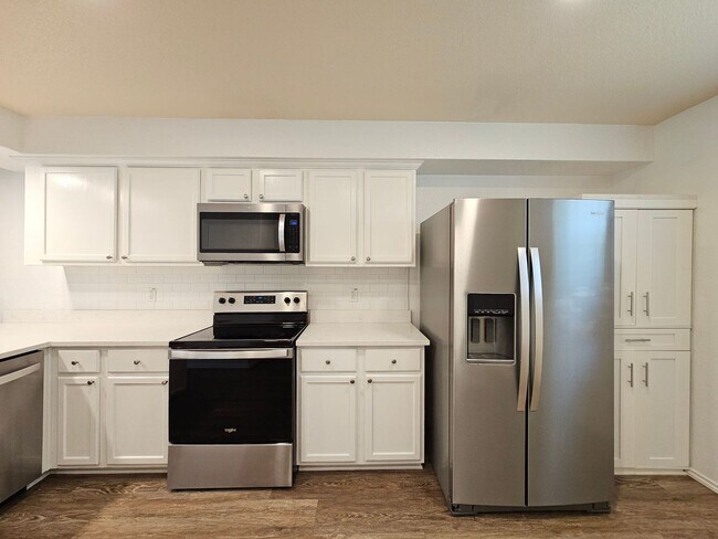 Building Photo - BRAND NEW FLOORING - AVAILABLE & MOVE-IN READY!