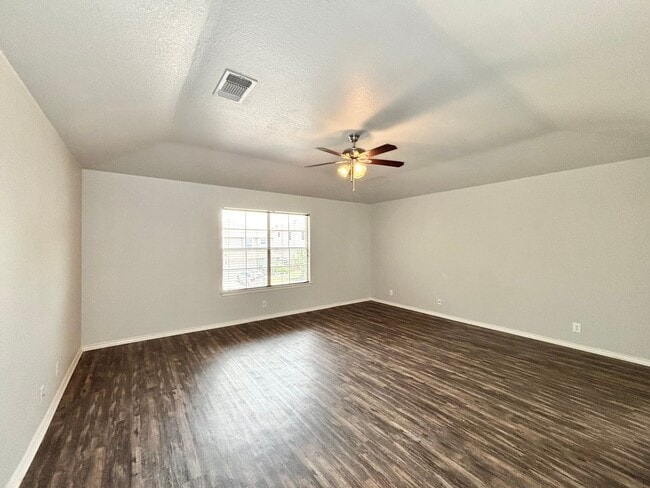 Building Photo - Gorgeous 3 bedroom with loft!