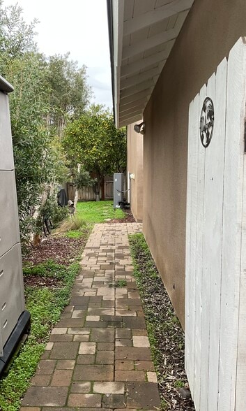 Building Photo - 313 S Rios Ave