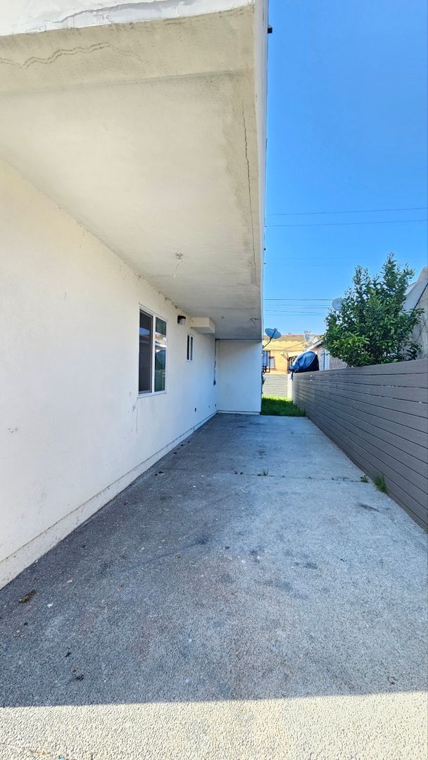Building Photo - 211 W 43rd St