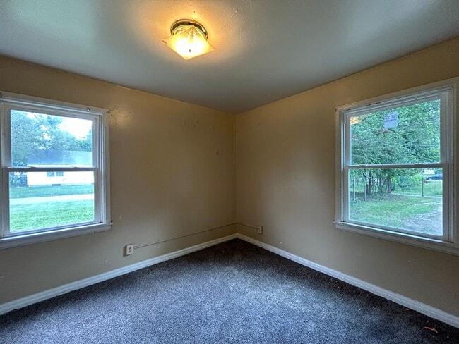Building Photo - 2-Bedroom, 1-Bathroom Home with Basement –...