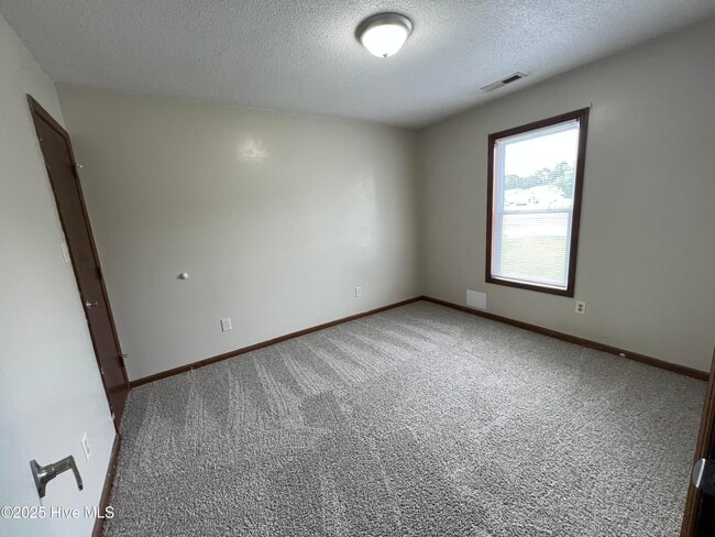 Building Photo - 725 Pinewood Dr