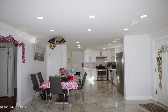 Building Photo - 295 Roosevelt Ave