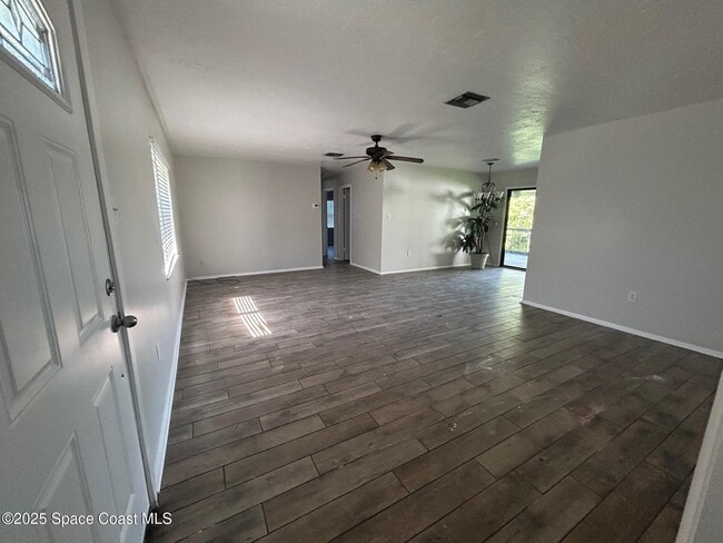 Building Photo - 5960 Eaglewalk Ave