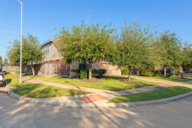 Building Photo - 5531 Drumlin Field Way