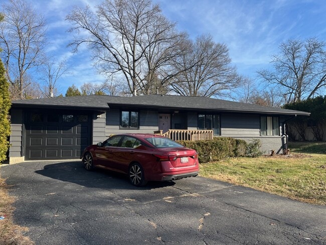 Building Photo - 501 S Arbutus Dr