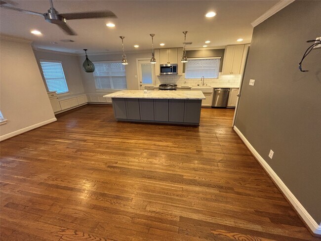 Building Photo - 10313 Shadow Oaks Dr