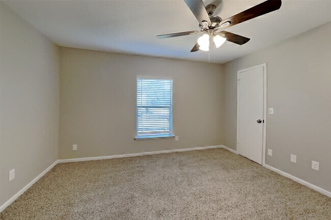 Building Photo - 3911 Spring River Dr