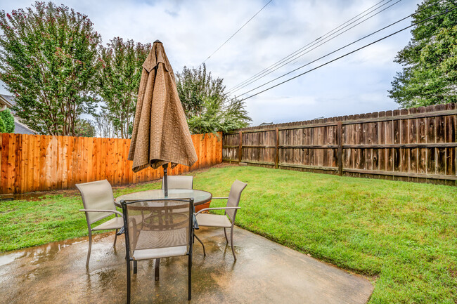 Building Photo - 1033 W Montebello Cir