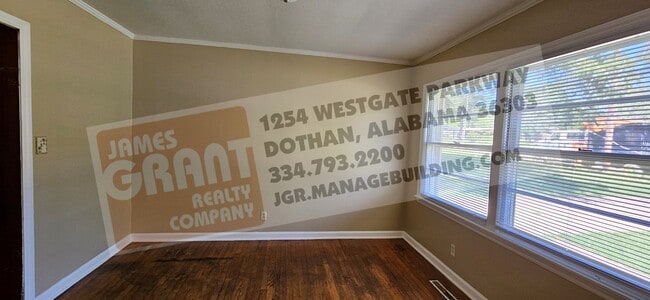 Building Photo - 2004 Roebuck St