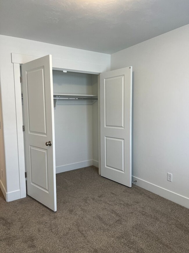 Building Photo - END UNIT - 3 BED 2.5 BATH LUXURY TOWNHOME ...