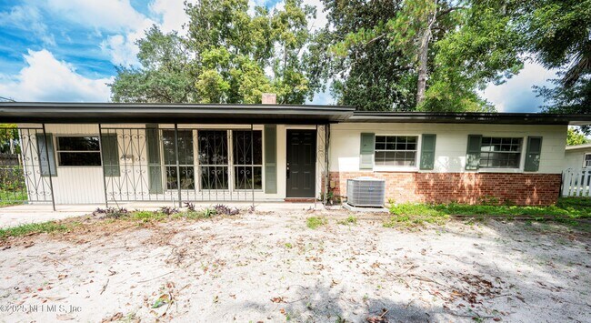 Building Photo - 313 Suzanne Dr