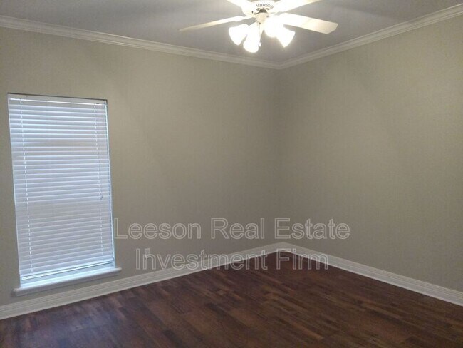 Building Photo - 5721 S Lakeshore Dr