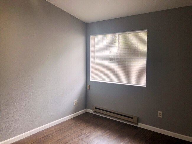 Building Photo - Bellevue Townhouse