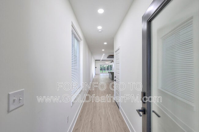 Building Photo - 402 E Trinity Ln