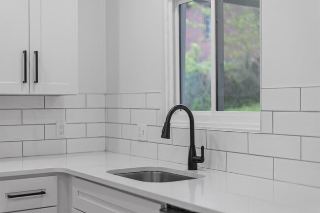 Building Photo - 392 Calderwood Ave