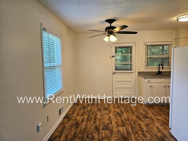 Building Photo - Amazing 4 Bedroom/ 2 Bath Home / Bonus Roo...