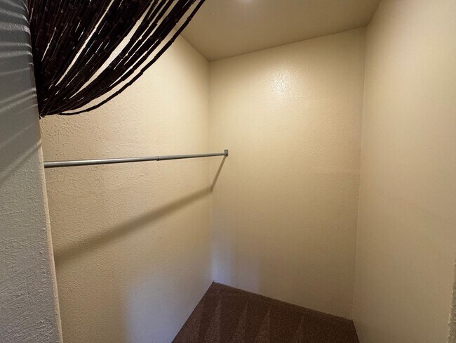 Building Photo - Pet-friendly Home located in sunny Ridgewood