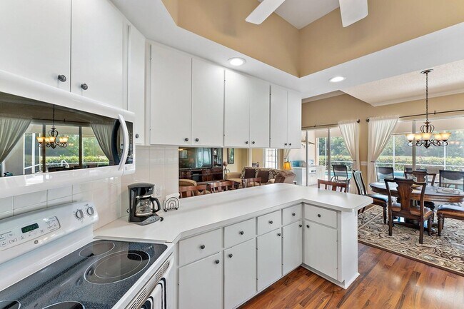 Building Photo - 8485 SE Palm Hammock Ln