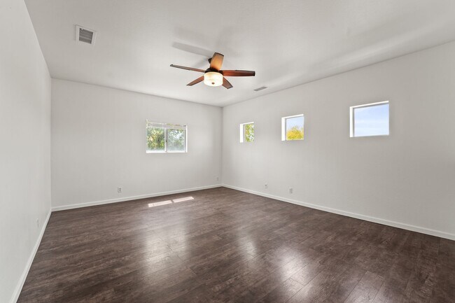 Building Photo - 734 W Fruit Tree Ln