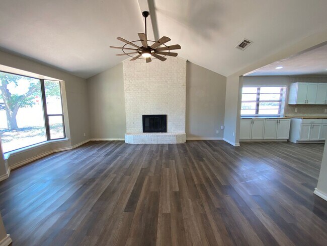Building Photo - Spacious and Stunning Home with Solar Panels – Your Dream Property AWAITS!