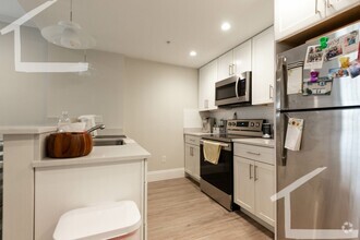 Building Photo - Large recently renovated 1 bed unit near t...