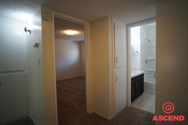 Building Photo - Cozy 3 Bedroom  2bath apartment