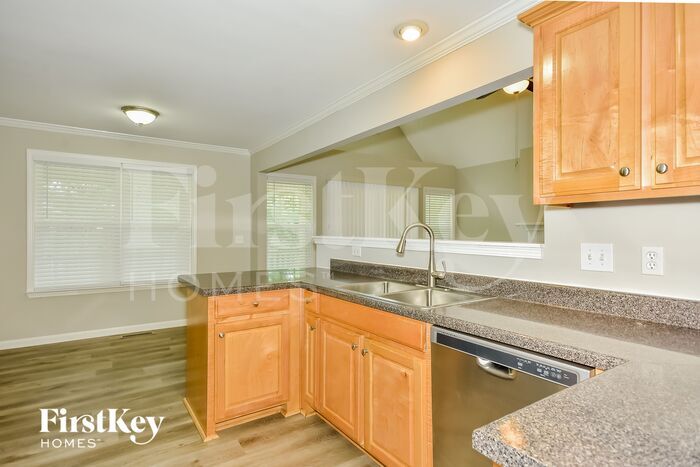 Building Photo - 554 Summit Way