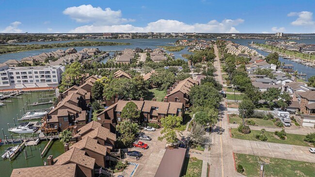 Building Photo - 723 Davis Rd